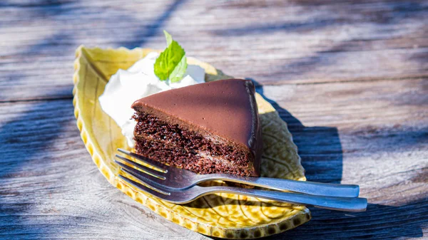 Eski Ahşap Masada Kremalı Çikolatalı Pasta Servisi — Stok fotoğraf