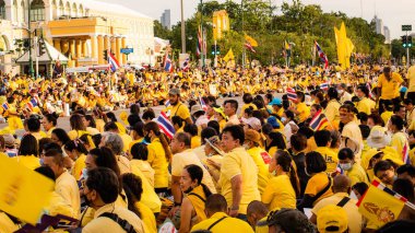 2020 Kasım 01 Bangkok Tayland Sarı gömlekli Monarşiyi desteklemek için mitingler