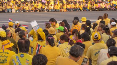 2020 Kasım 01 Bangkok Tayland Sarı gömlekli Monarşiyi desteklemek için mitingler