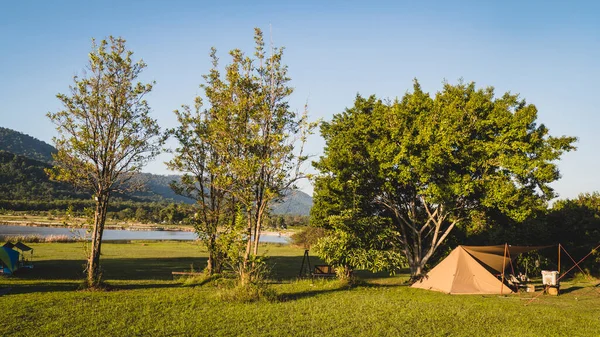 Tienda Campaña Turística Camping Las Montañas Cerca Del Lago Parque — Foto de Stock