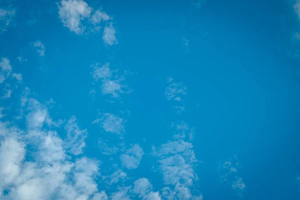 Blue Sky Achtergrond Met Witte Wolken Abstracte Seizoen Weer — Stockfoto