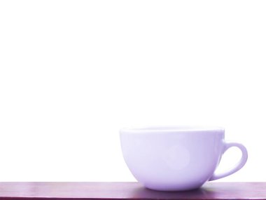 Tahtadaki beyaz kahve fincanı beyaz arka planda izole edilmiş gerçekçi.