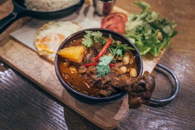 Tayland Hint mutfağının en iyi yemeği tavuk ve patatesli Massaman körisi Malay ve Tayland Müslüman kültürlerinden etkilenir.