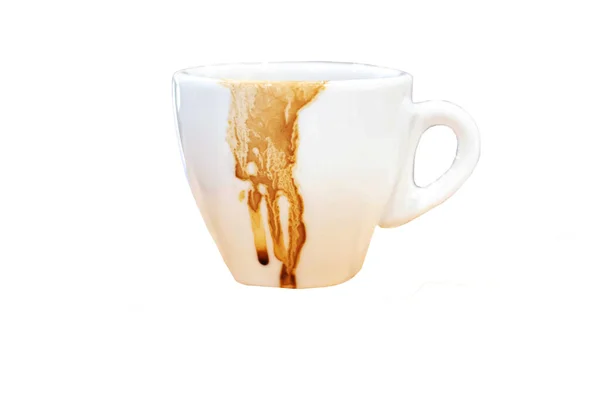 木制盘子上的脏咖啡 白杯和咖啡杯污渍 带有在白色背景上隔离的裁剪路径 — 图库照片