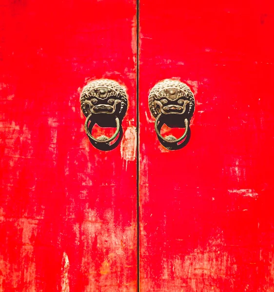 Çin Geleneksel Kapı Bekçisi Kapı Kolu Kırmızı Kapıyı Korumak Için — Stok fotoğraf