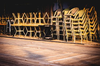 Masada sandalyeler kapalı restoran Covid - 19 iş fikri