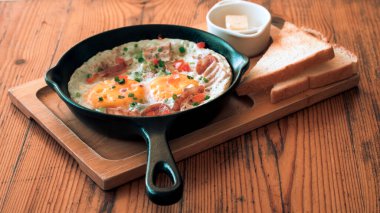 Kahvaltıda Kızarmış Yumurtalı Ekmek