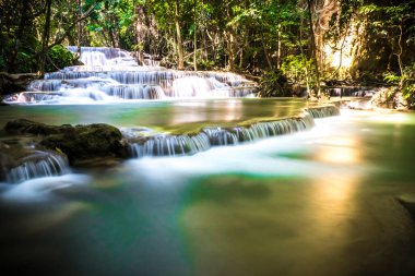 Srinakarin Barajı Ulusal Parkı 'nda Huay Mae Khamin Şelalesi' nin uzun süreli görüntüsü. Kanchanaburi Tayland. Şelale şelalesi tropikal orman