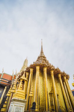 Zümrüt Buda Tapınağı 'nın Altın Stupa' sı. Wat Phra Si Rattana Satsadaram. Wat Phra Kaew. Alacakaranlıkta pembe gökyüzü olan Bangkok Tayland 'ın simgesi