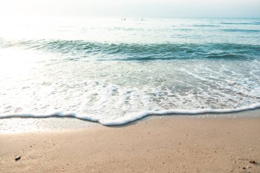 Dalga Dalgası Kum Sahil Köpüğü 'nü kapatın. Kumsalda köpüklü deniz dalgasına yakın çekim. Tatil Yaz arkaplanı