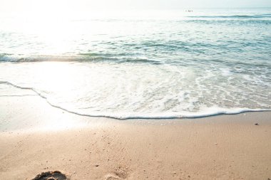Dalga Dalgası Kum Sahil Köpüğü 'nü kapatın. Kumsalda köpüklü deniz dalgasına yakın çekim. Tatil Yaz arkaplanı