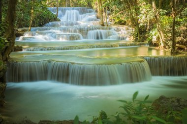 Huay Mae Khamin şelalesi Kanchanaburi, Tayland 'ın güneydoğu Asya Ormanı' nda. Derin tropikal yağmur ormanlarında çağlayan şelalenin inanılmaz turkuaz sularıyla. seyahat manzarası ve varış yerleri