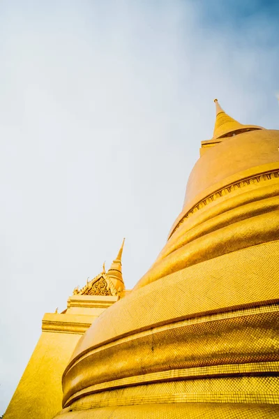 翡翠佛寺的金塔 Wat Phra Rattana Satsadaram Wat Phra Kaew 泰国曼谷的地标 黄昏时分是粉色的天空 — 图库照片