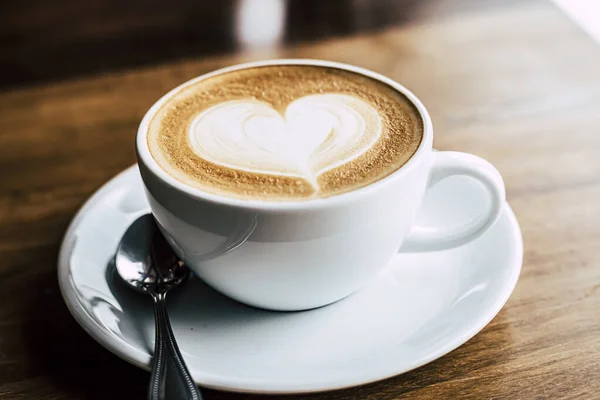 Xícara Café Latte Com Forma Coração Fundo Madeira Velho Luz — Fotografia de Stock