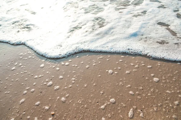 Dalga Dalgası Kum Sahil Köpüğü Kapatın Kumsalda Köpüklü Deniz Dalgasına — Stok fotoğraf