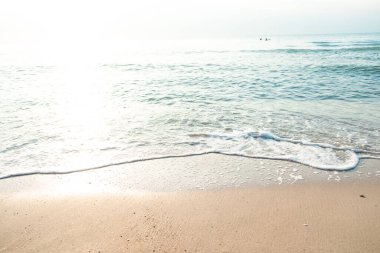 Dalga Dalgası Kum Sahil Köpüğü 'nü kapatın. Kumsalda köpüklü deniz dalgasına yakın çekim. Tatil Yaz arkaplanı