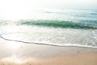 Dalga Dalgası Kum Sahil Köpüğü 'nü kapatın. Kumsalda köpüklü deniz dalgasına yakın çekim. Tatil Yaz arkaplanı