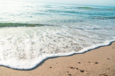 Dalga Dalgası Kum Sahil Köpüğü 'nü kapatın. Kumsalda köpüklü deniz dalgasına yakın çekim. Tatil Yaz arkaplanı