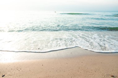 Dalga Dalgası Kum Sahil Köpüğü 'nü kapatın. Kumsalda köpüklü deniz dalgasına yakın çekim. Tatil Yaz arkaplanı