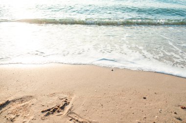 Dalga Dalgası Kum Sahil Köpüğü 'nü kapatın. Kumsalda köpüklü deniz dalgasına yakın çekim. Tatil Yaz arkaplanı