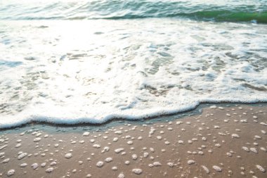 Dalga Dalgası Kum Sahil Köpüğü 'nü kapatın. Kumsalda köpüklü deniz dalgasına yakın çekim. Tatil Yaz arkaplanı