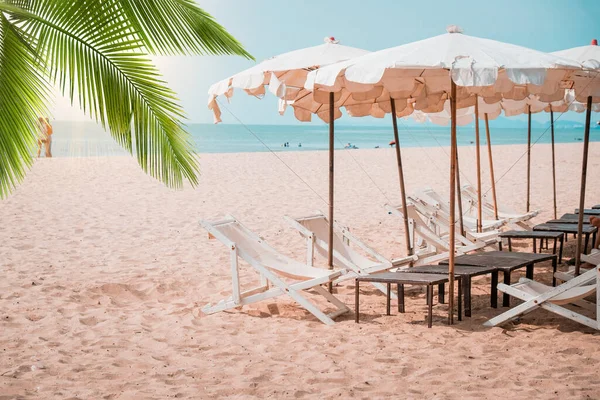 Leżaki Parasol Palmami Tropikalnej Plaży Plaża Tajlandii Azja Parasole Plaży — Zdjęcie stockowe