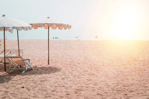 Leżaki Biały Parasol Tropikalnej Plaży Biały Parasol Plaży Lecie — Zdjęcie stockowe