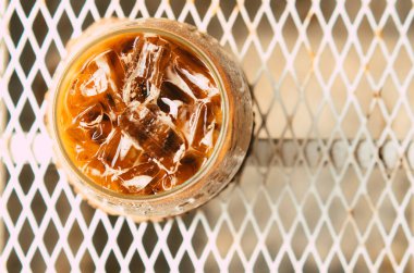 Altında krema olan buzlu latte kahve. Soğuk yaz içkisi arka planı