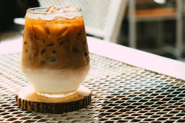 Café Glacé Latte Dans Verre Avec Crème Sur Fond Froid — Photo