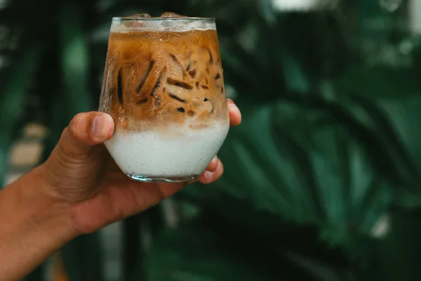 Altında Krema Olan Bir Bardakta Buzlu Latte Kahve Soğuk Yaz — Stok fotoğraf