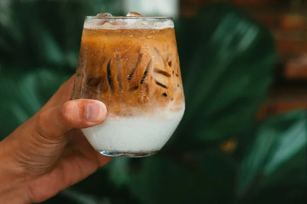 Altında Krema Olan Bir Bardakta Buzlu Latte Kahve Soğuk Yaz — Stok fotoğraf