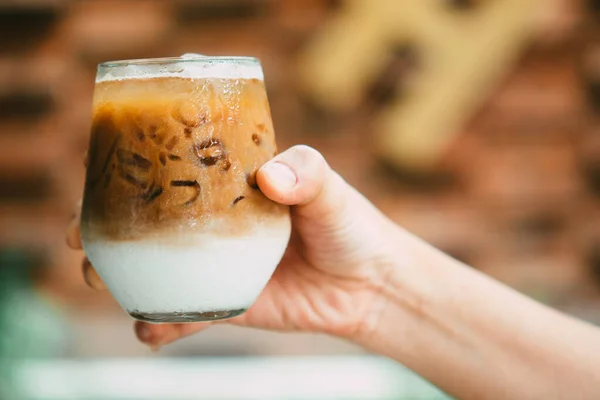 Altında Krema Olan Bir Bardakta Buzlu Latte Kahve Soğuk Yaz — Stok fotoğraf