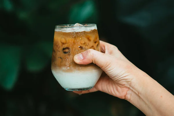 Hand Hålla Iskall Latte Kaffe Ett Glas Med Grädde Botten — Stockfoto