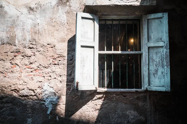 Antikes Altes Fenster Auf Dem Dachboden Industrial Grunge Außenwand Alte — Stockfoto