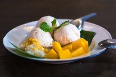 Mango pudingi. Yapışkan pirinçli mango dondurması tatlı tatlı tatlı Tayland usulü Asya usulü
