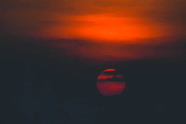 Güzel Gün Batımı Gün Batımında Bulutlarla Çevrili Dramatik Kızgın Güneş — Stok fotoğraf