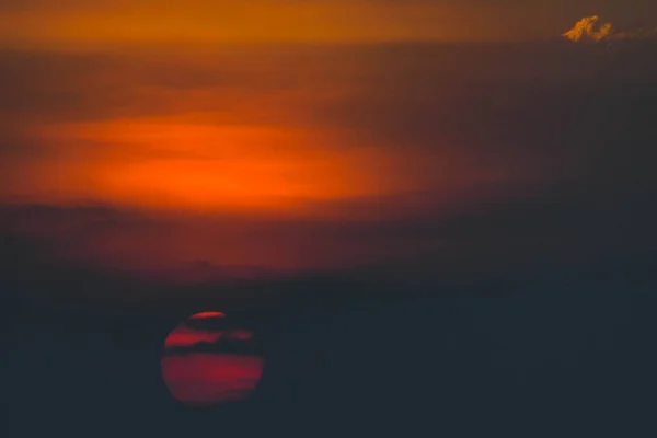 Prachtige Zonsondergang Dramatische Felle Zon Omringd Door Wolken Tijdens Zonsondergang — Stockfoto