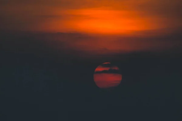 Prachtige Zonsondergang Dramatische Felle Zon Omringd Door Wolken Tijdens Zonsondergang — Stockfoto