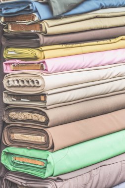 Tekstil dükkanında renkli kumaş ruloları. Parlak renkli kumaş ruloları.