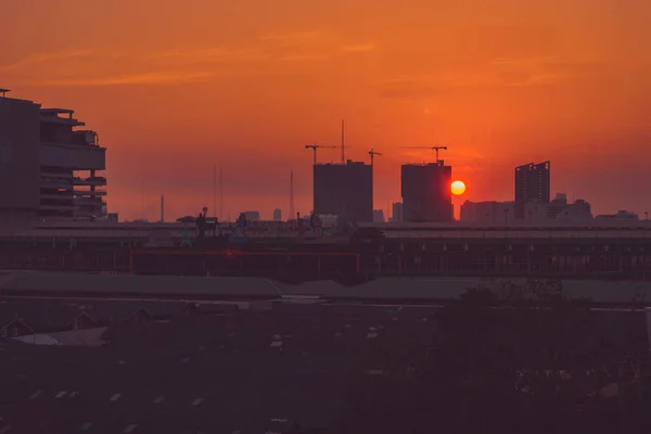 Πανόραμα Της Πρωτεύουσας Cityscape Στο Ηλιοβασίλεμα Πολύχρωμο Συννεφιασμένο Ουρανό Λυκόφως — Φωτογραφία Αρχείου