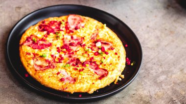 İspanyol omleti Frittata yumurtadan patates pastırması paprika maydanoz yeşil bezelye soğan peyniri lezzetli yemekler için.