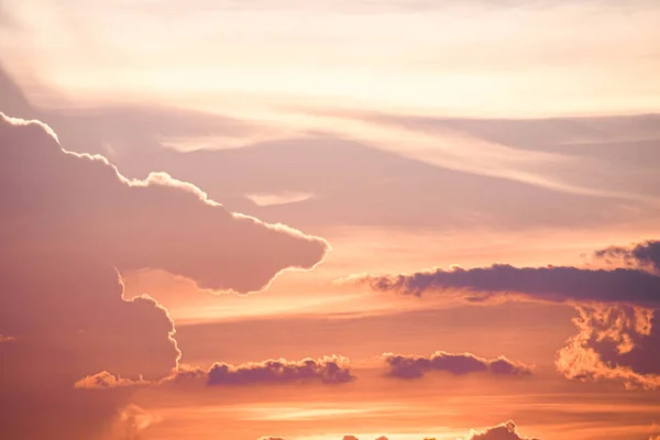 Вечерний Закат Большие Опухшие Кучевые Кости Длинные Слоистые Облака Небо — стоковое фото
