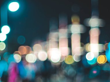 Bokeh şehri arka planı aydınlatır. Şehir manzarasının Bokeh 'i Akşam vakti gökyüzü koyu mavi günbatımı, alacakaranlık
