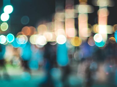 Bokeh şehri arka planı aydınlatır. Şehir manzarasının Bokeh 'i Akşam vakti gökyüzü koyu mavi günbatımı, alacakaranlık