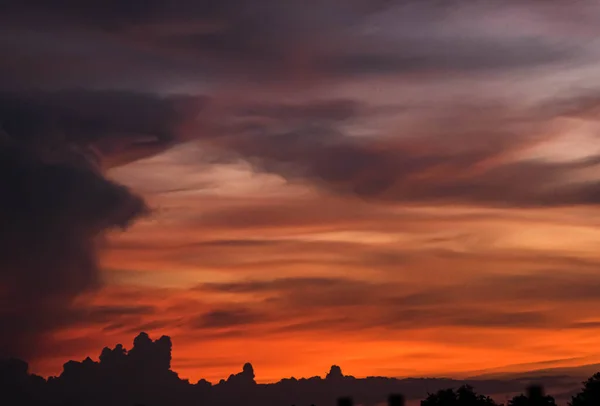 Riesige Dunkle Wolke Gewitterwolken Bei Sonnenuntergang Abstrakte Wettersaison — Stockfoto