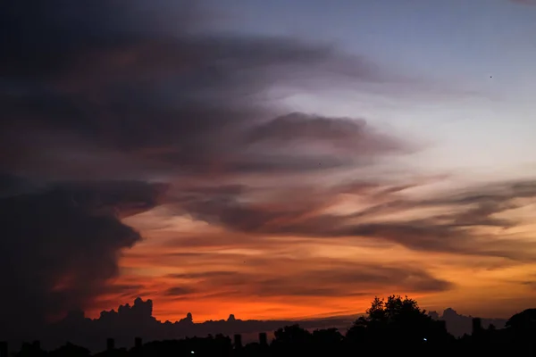 Riesige Dunkle Wolke Gewitterwolken Bei Sonnenuntergang Abstrakte Wettersaison — Stockfoto