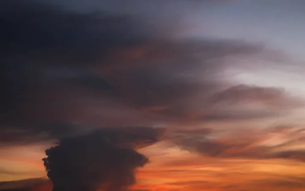 Riesige Dunkle Wolke Gewitterwolken Bei Sonnenuntergang Abstrakte Wettersaison — Stockfoto