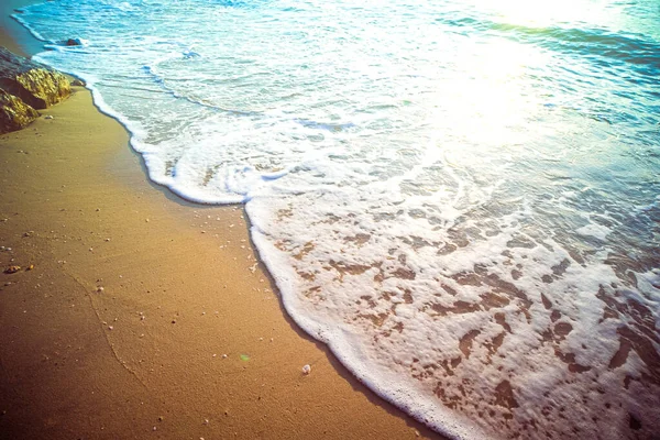 여름에는 해변에서 부드러운 물결을 수있다 해변의 하늘은 일광을 즐기는 풍경을 — 스톡 사진