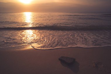 Yaz mevsiminde kumsalda yumuşak mavi dalgalar. Deniz plajı mavi gökyüzü ve güneş ışığı dinlenme manzarası. Suyun rengi ve güzel berrak su..