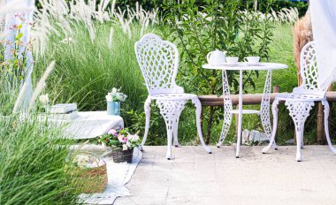 Açık havada piknik yapmak için ilham kaynağı, yemek masası ve piknik seti.